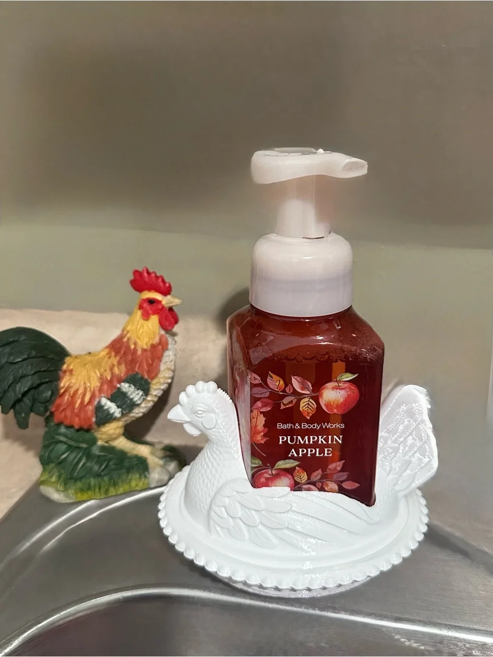 Bath & Body Works Pumpkin Apple Foaming Hand Soap - Red